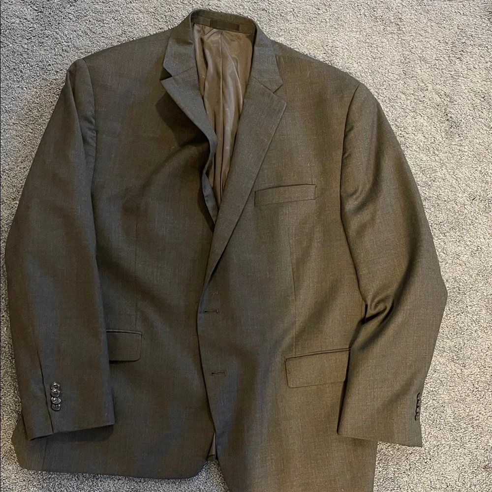 Classic Men's Gray Suit - Picture 3 of 5